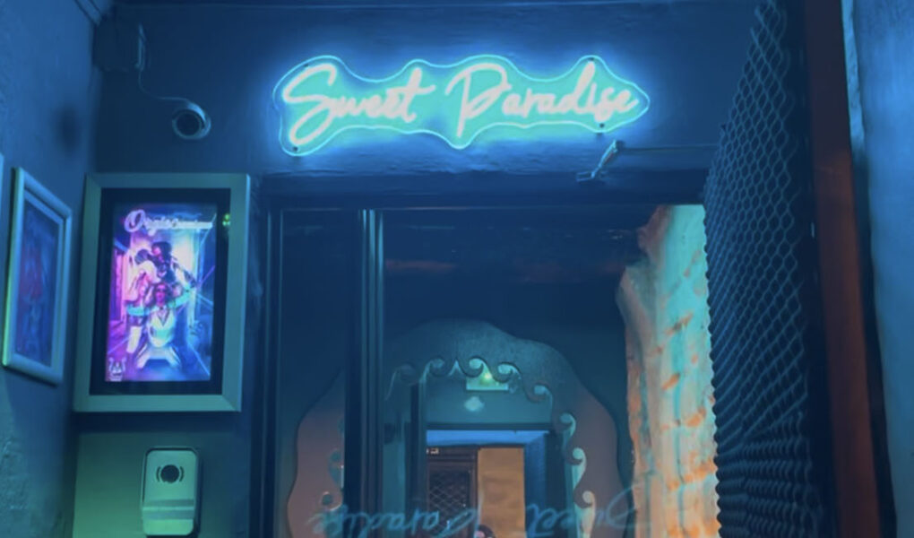 Entrée du Sweet Paradise à Paris, bar à fantasmes proposant des spectacles immersifs érotiques