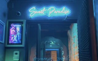 Entrée du Sweet Paradise à Paris, bar à fantasmes proposant des spectacles immersifs érotiques