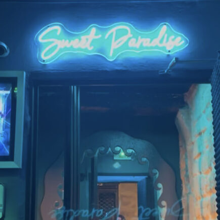 Entrée du Sweet Paradise à Paris, bar à fantasmes proposant des spectacles immersifs érotiques