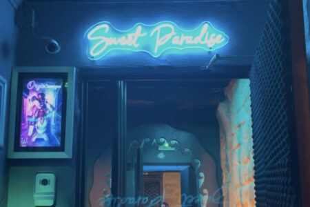 Entrée du Sweet Paradise à Paris, bar à fantasmes proposant des spectacles immersifs érotiques