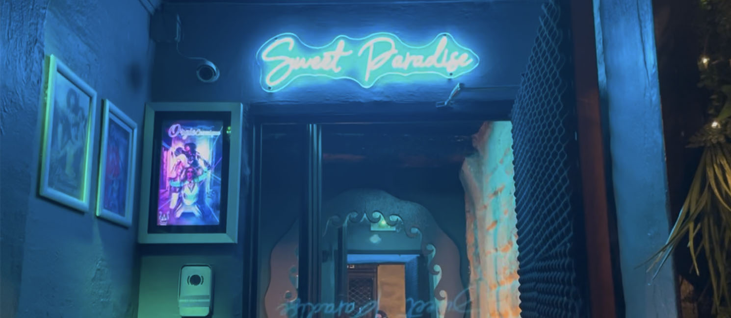 Entrée du Sweet Paradise à Paris, bar à fantasmes proposant des spectacles immersifs érotiques